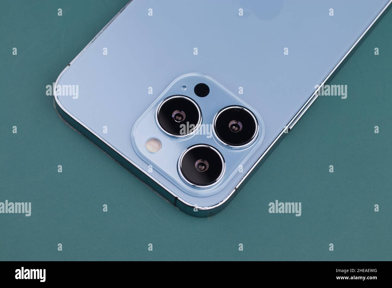 West Bangal, Indien - 10. Januar 2022 : Apple iphone 13 pro in Rahmen mit buntem Hintergrund. Stockfoto