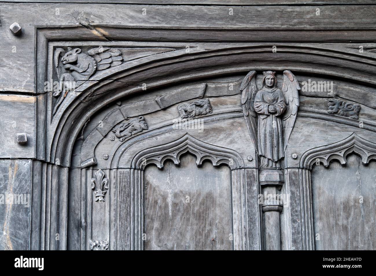 Verzierte Figur des geflügelten Engels an einer mittelalterlichen Tür. Cross House, Tewkesbury, Gloucestershire, England Stockfoto