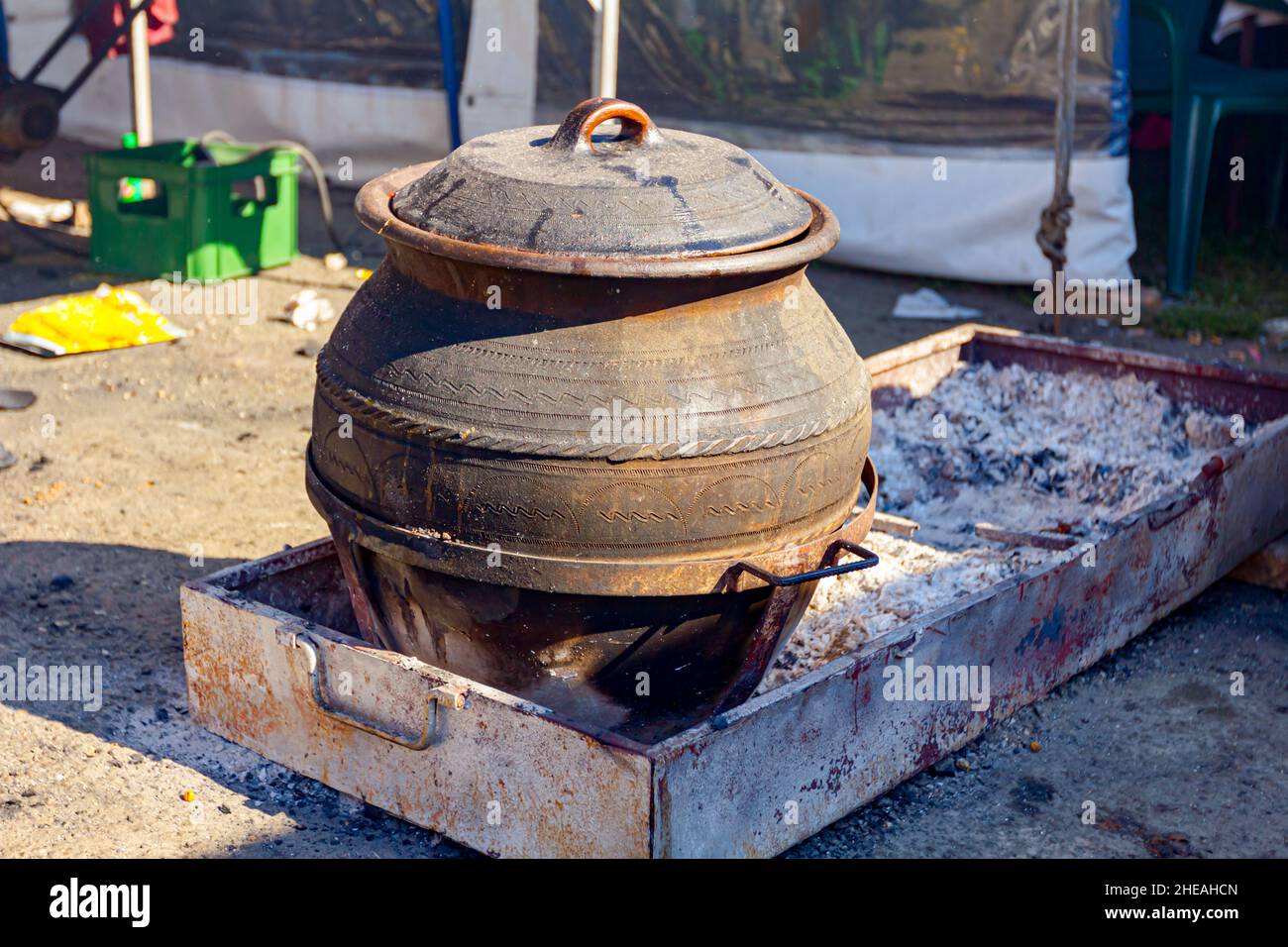 Große Mengen an Essen kochen in einer großen Keramik, Tontöpfe auf Glut  Stockfotografie - Alamy