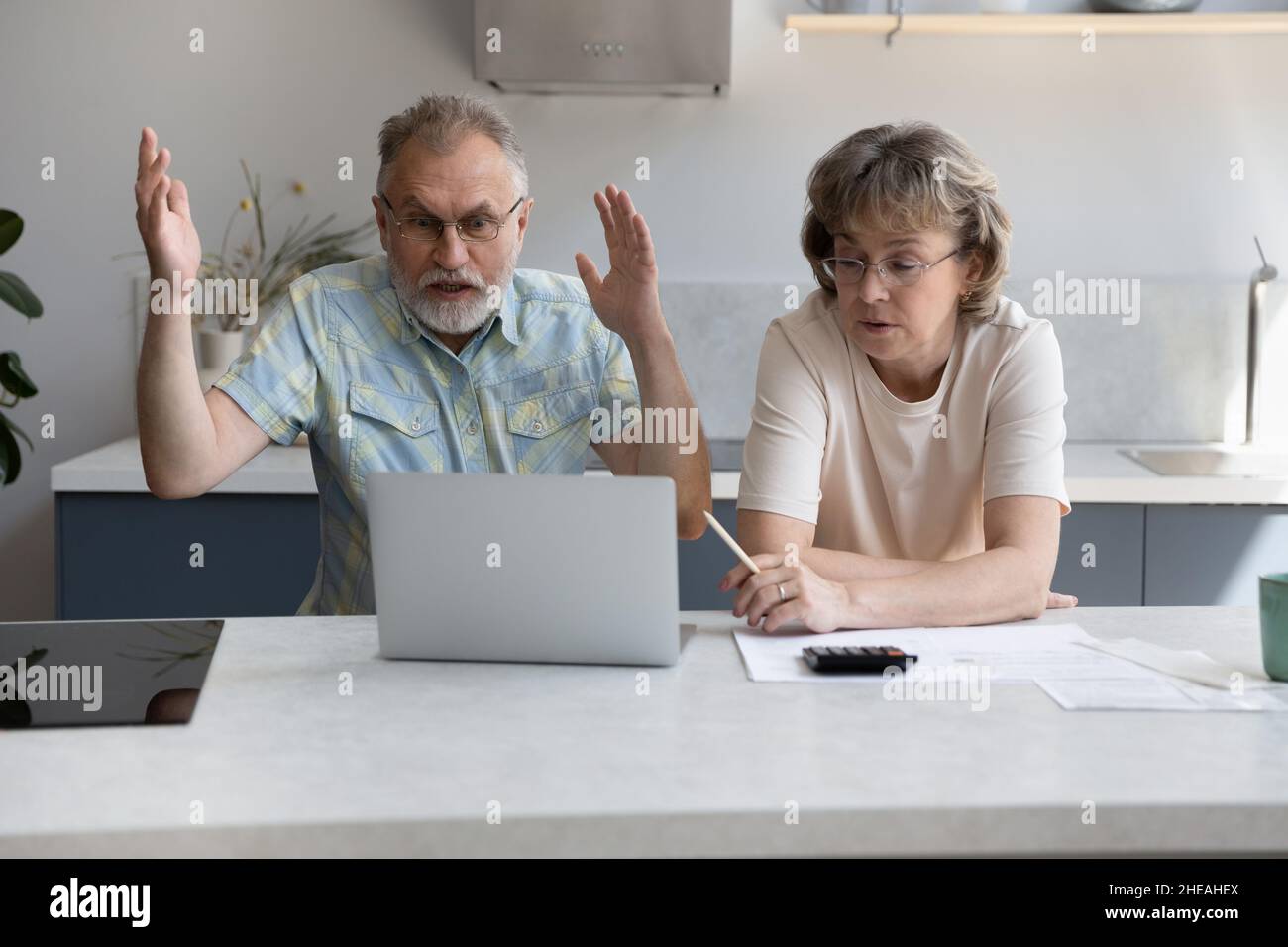 Gestresstes altes Familienpaar mit finanziellen Problemen. Stockfoto