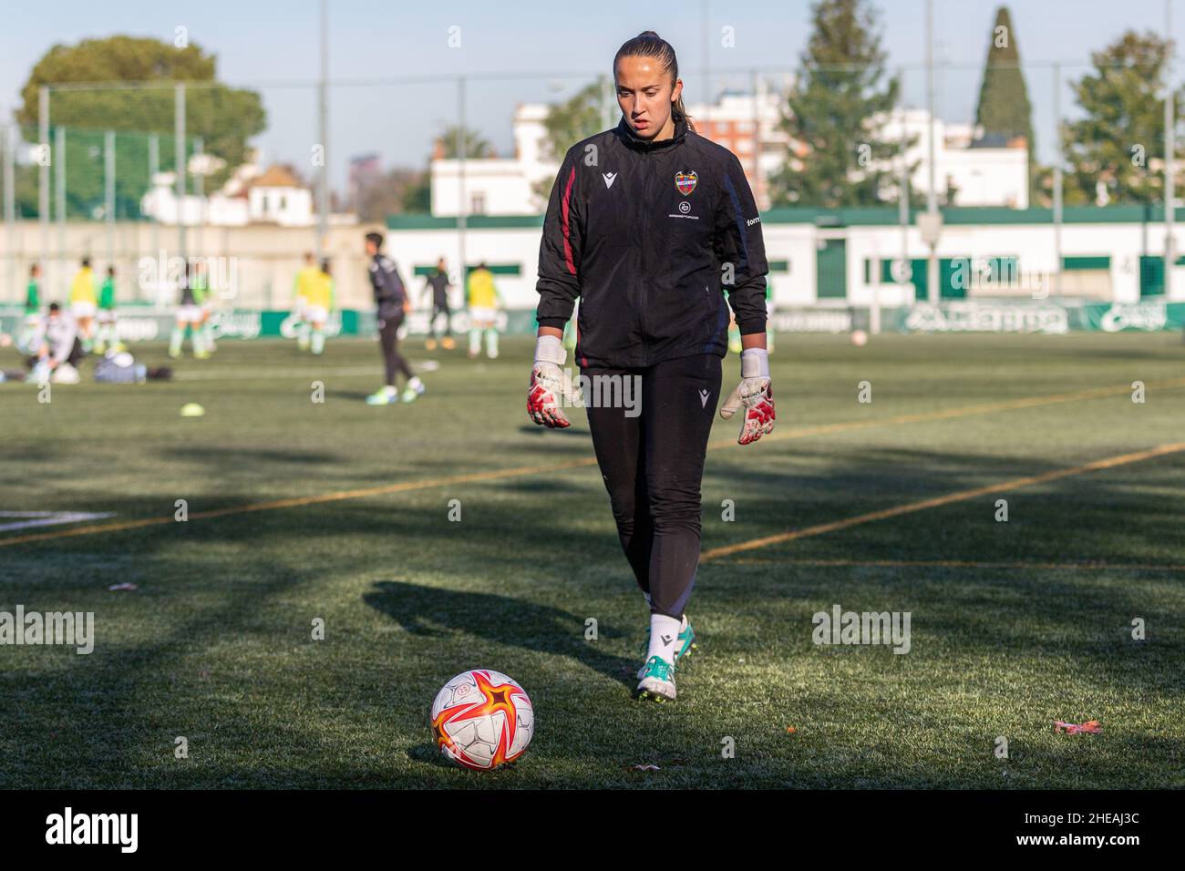 Sevilla, Spanien. 09th Januar 2022. Mar Segarra Casanova (27) von Levante UD Women sah sich vor dem Primera Division Femenina-Spiel zwischen Real Betis Women und Levante UD Women in der Sportstadt Luis del Sol in Sevilla aufgewärmt. (Foto: Mario Diaz Rasero Kredit: Gonzales Foto/Alamy Live News Stockfoto