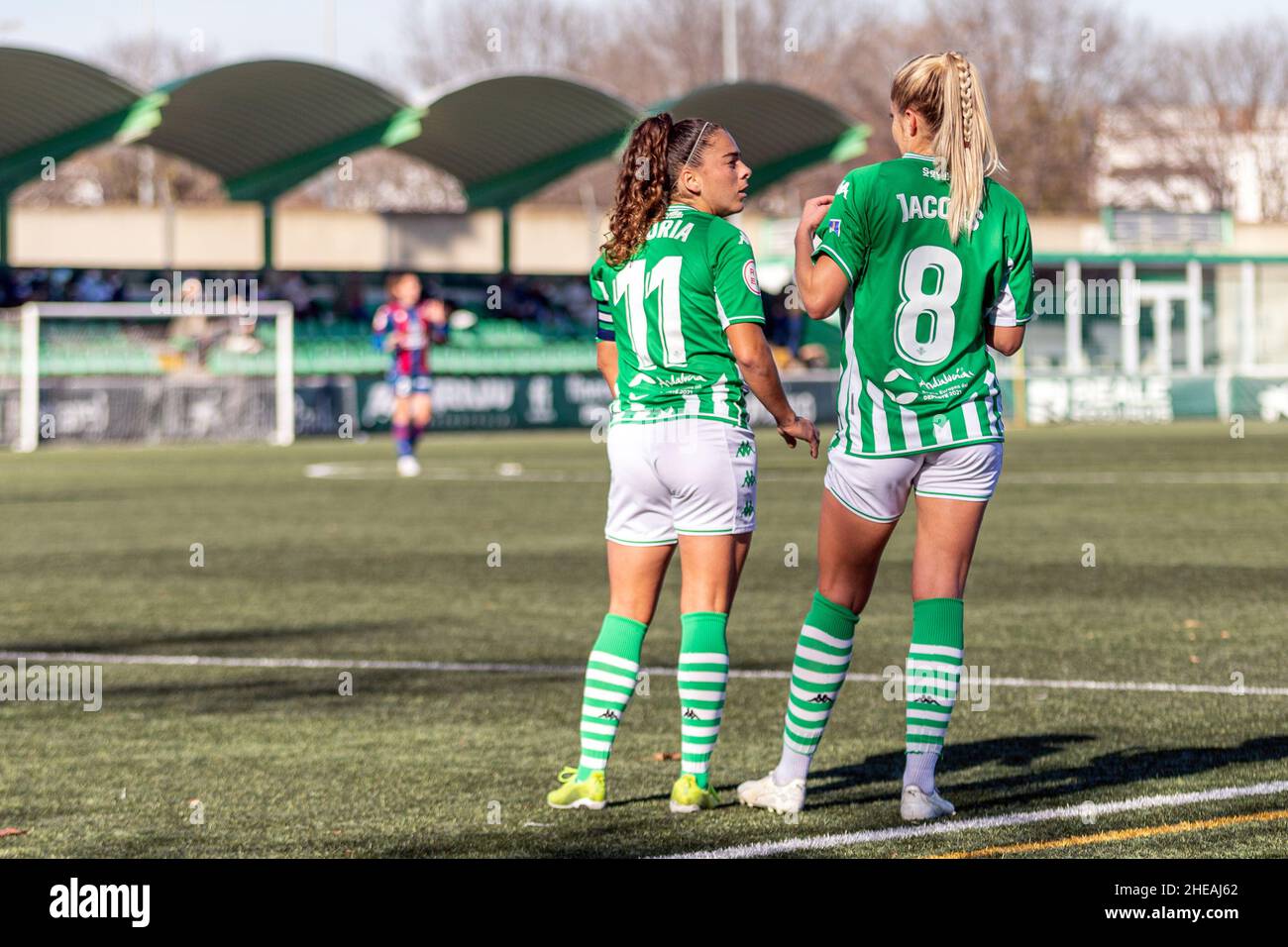 Sevilla, Spanien. 09th Januar 2022. Nuria Fernandez (11) und Natalie Jacobs (8) von Real Betis Women sahen während des Primera Division Femenina-Spiels zwischen Real Betis Women und Levante UD Women in der Sportstadt Luis del Sol in Sevilla Gespräche. (Foto: Mario Diaz Rasero Kredit: Gonzales Foto/Alamy Live News Stockfoto