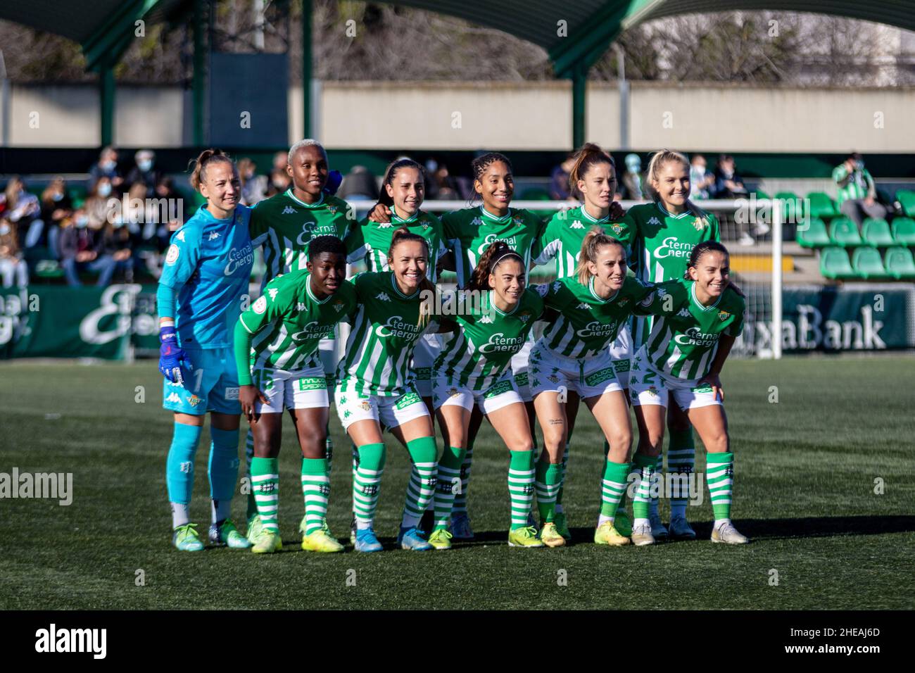 Sevilla, Spanien. 09th Januar 2022. Die Startelf von Real Betis Women stehen vor dem Primera Division Femenina-Spiel zwischen Real Betis Women und Levante UD Women in der Sportstadt Luis del Sol in Sevilla an. (Foto: Mario Diaz Rasero Kredit: Gonzales Foto/Alamy Live News Stockfoto