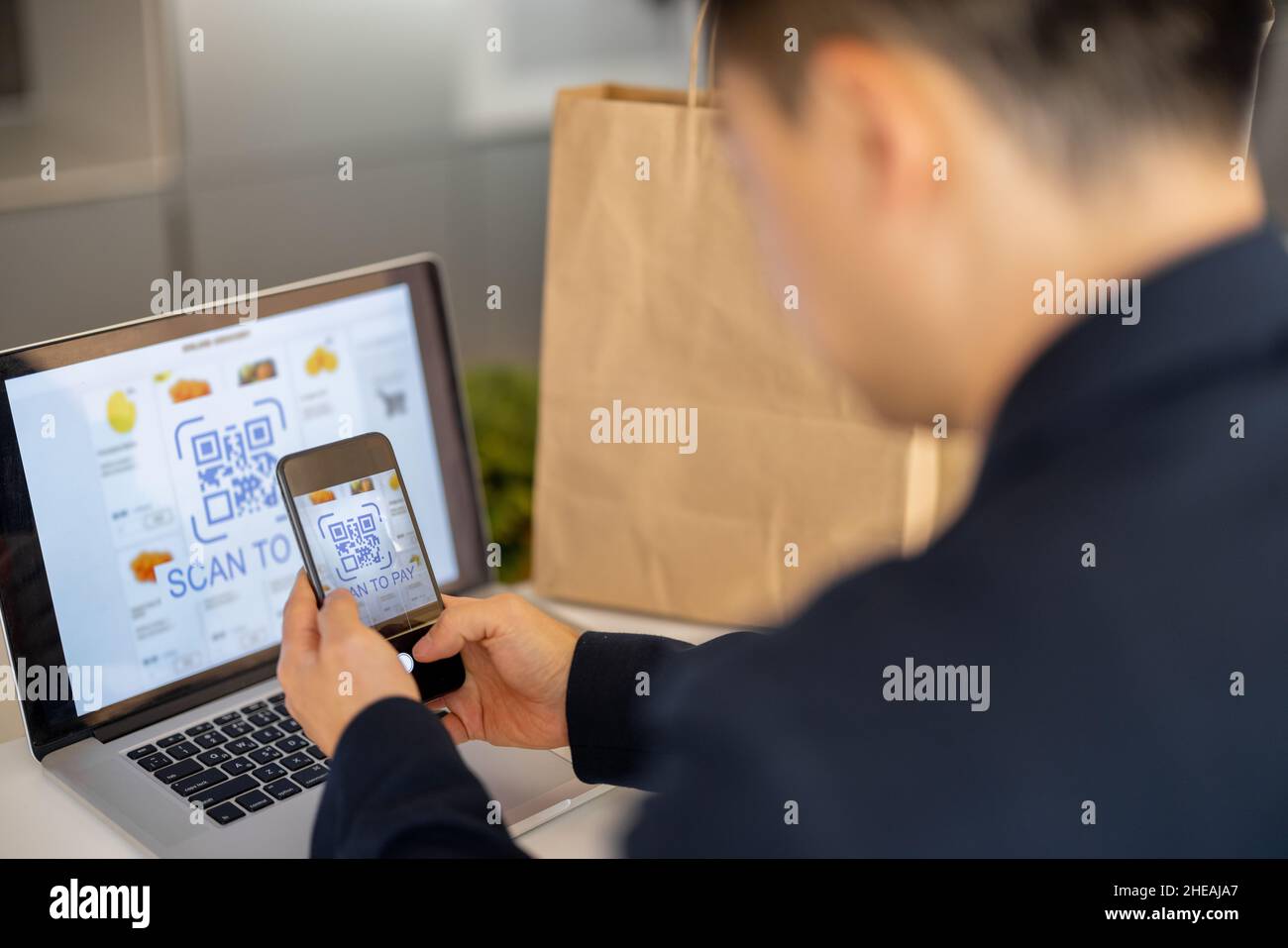 Mann mit Smartphone für die Zahlung im Online-Shop Stockfoto