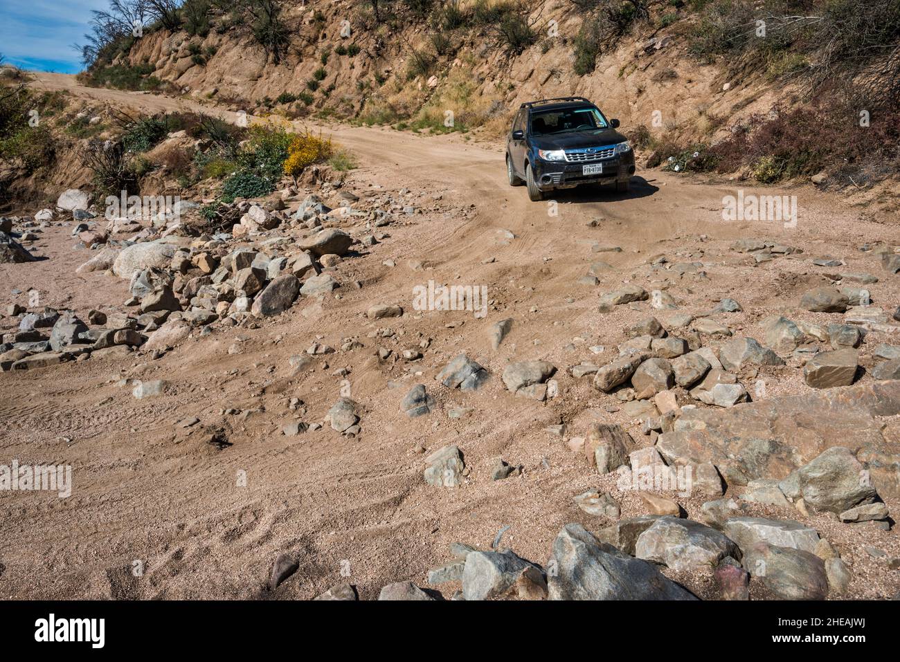 SUV an der Four Peaks Road (FS 143), Mazatzal Mountains, Tonto National Forest, Arizona, USA Stockfoto