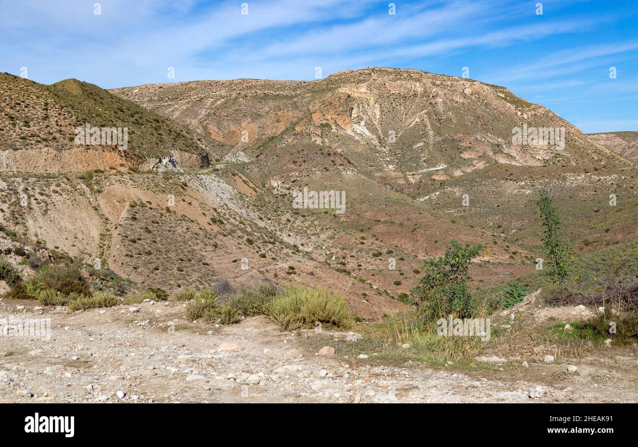 Die Landschaft zwischen Las Negras und Cala de San Pedro, Naturpark Cabo de Gata, Almeria, Spanien Stockfoto