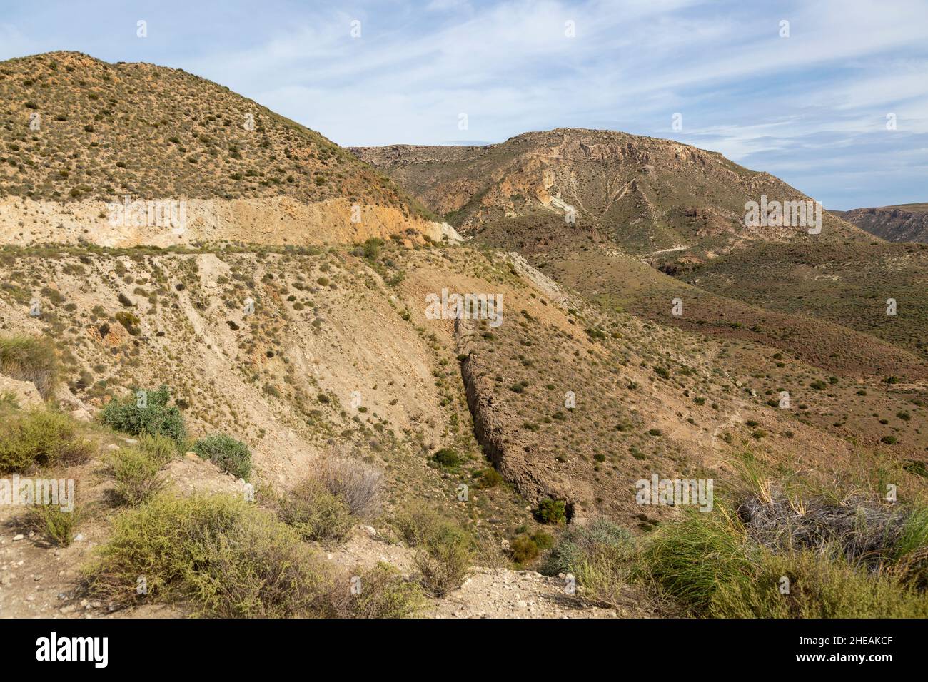 Die Landschaft zwischen Las Negras und Cala de San Pedro, Naturpark Cabo de Gata, Almeria, Spanien Stockfoto