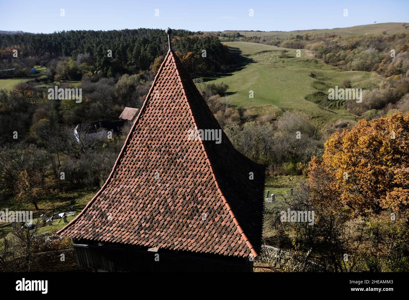 Siebenbürgische sächsische traditionelle Tonfliesen auf einem mittelalterlichen Turm. Stockfoto