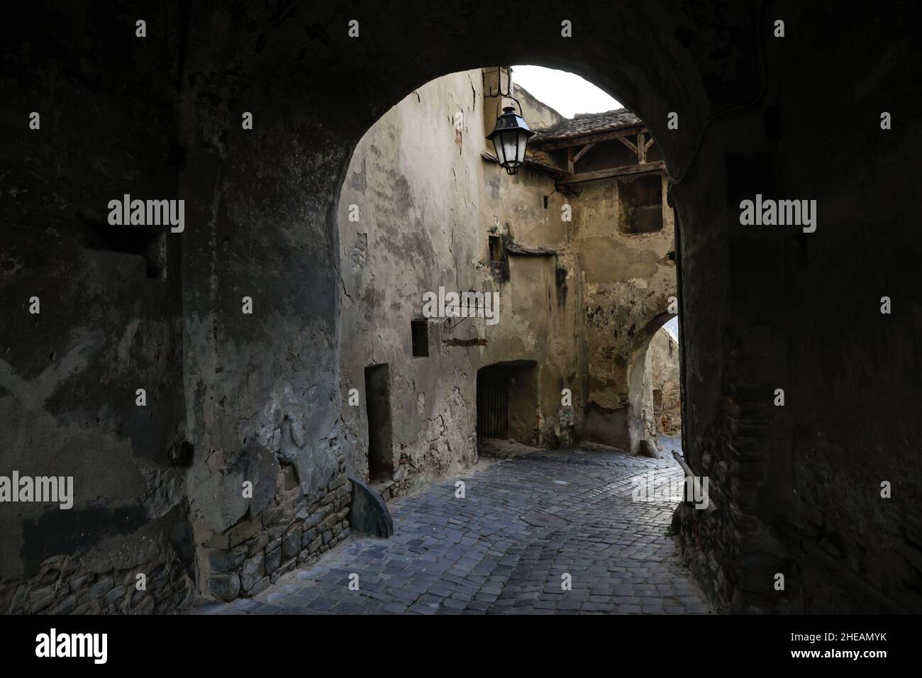 Sighisoara, Rumänien - 30. Oktober 2021: Gepflasterter Gang die Altstadt von Sighisoara oder die Zitadelle (Festung). Stockfoto