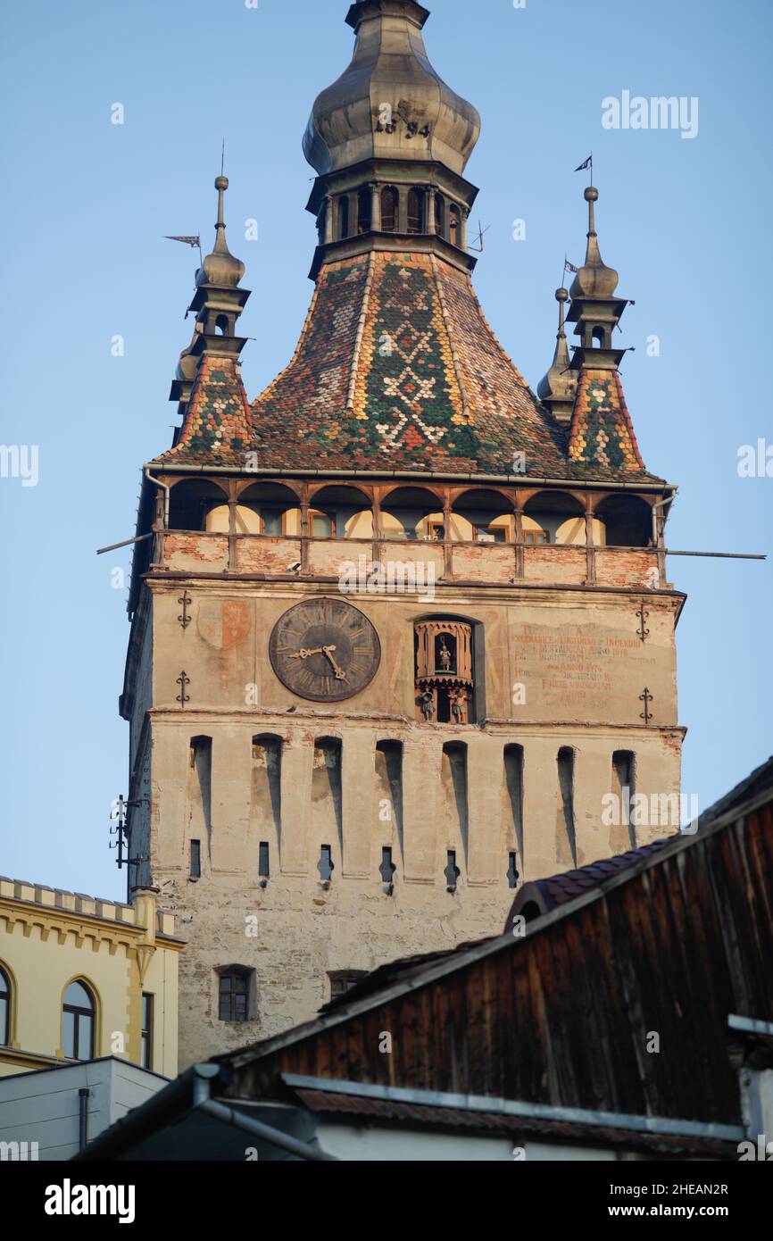 Sighisoara, Rumänien - 30. Oktober 2021: Der mittelalterliche Uhrenturm in der siebenbürgischen Stadt Sighisoara an einem sonnigen Herbstmorgen. Stockfoto