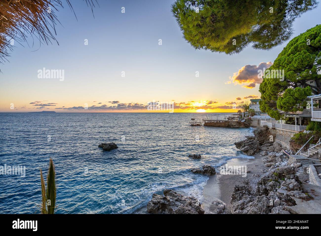 Meereslandschaft mit Bergen und Wolken in Albanien. Stockfoto