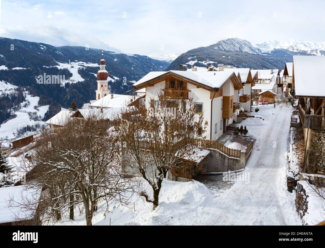Telves Dorfstraße im Wintertag, bei Sterzing, Südtirol, Dolomiten, Südliche Kalkalpen, norditalien. Stockfoto