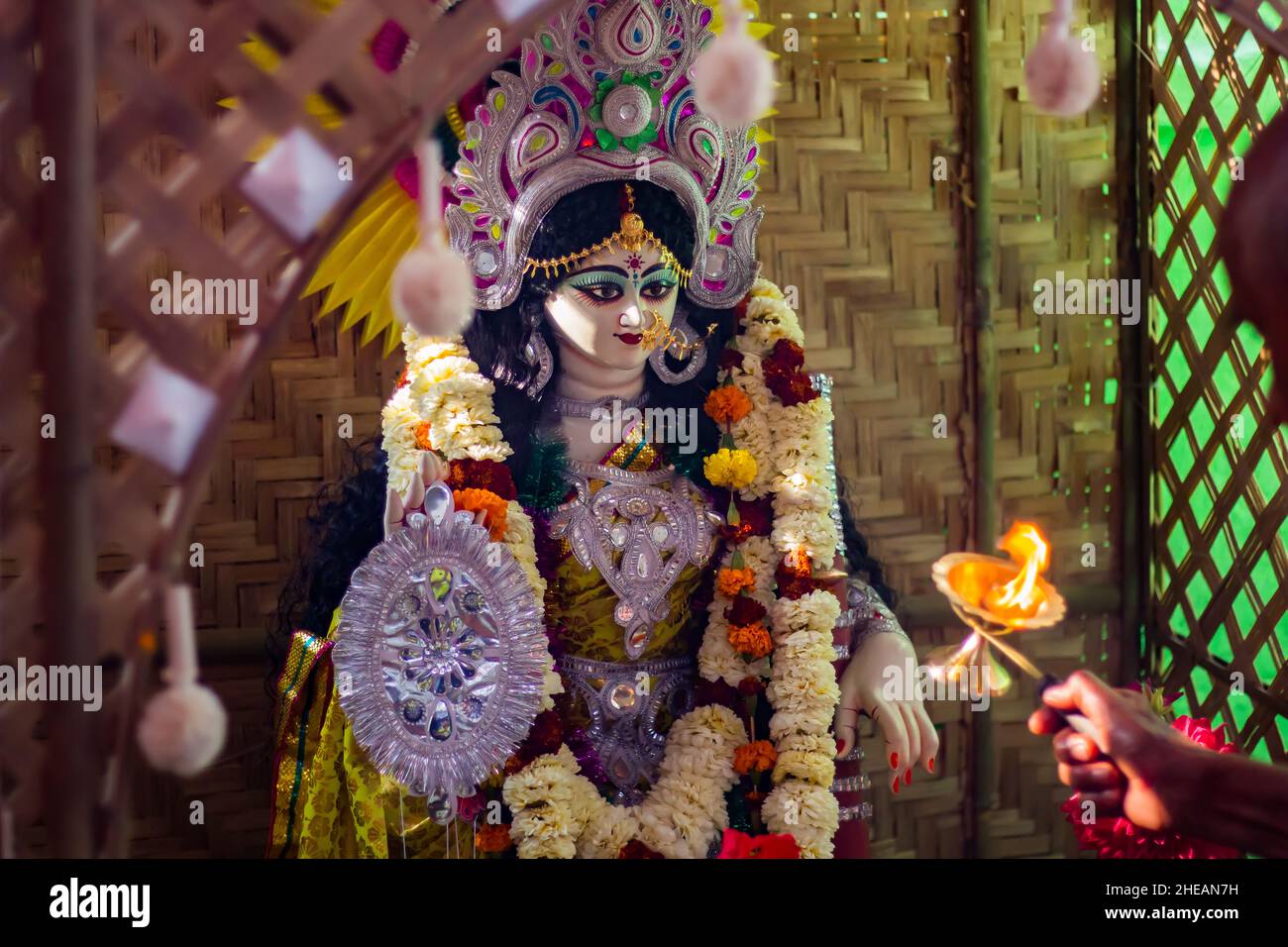 die rituale des festivals werden vom Priester durchgeführt. Idol der hindu-Göttin, im Hintergrund, Tagesaufnahme. Stockfoto