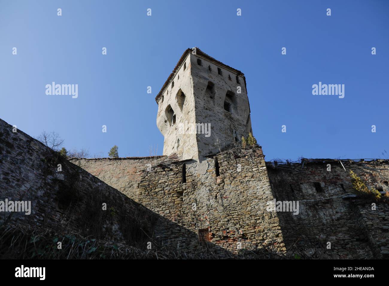 Sighisoara, Rumänien - 30. Oktober 2021: Turm in der Altstadt von Sighisoara oder Zitadelle (Festung). Stockfoto