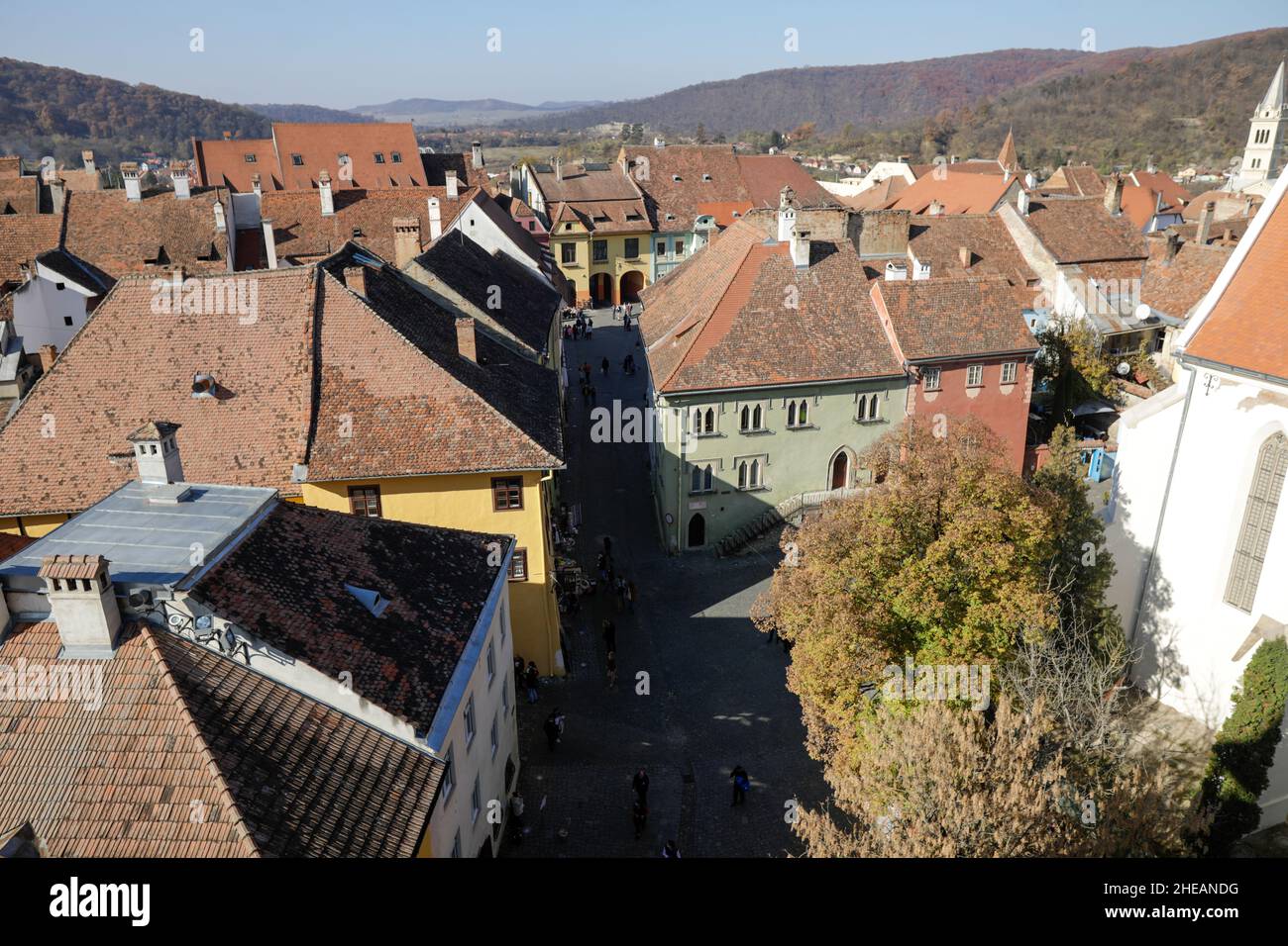 Sighisoara, Rumänien - 30. Oktober 2021: Überblick über die Altstadt von Sighisoara oder die Zitadelle (Festung). Stockfoto