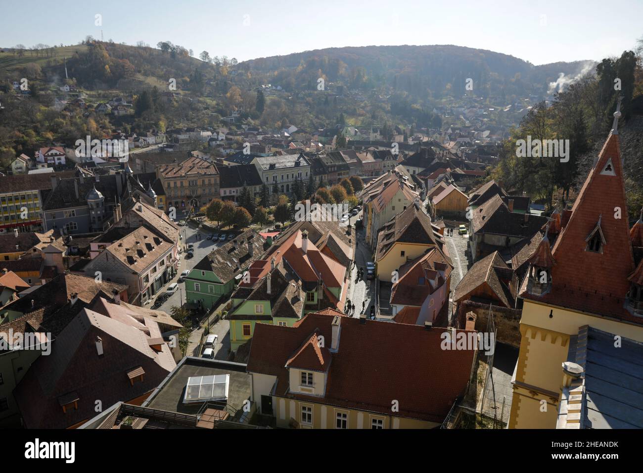Sighisoara, Rumänien - 30. Oktober 2021: Überblick über die Altstadt von Sighisoara oder die Zitadelle (Festung). Stockfoto