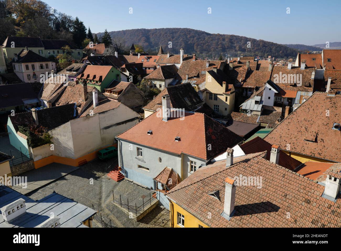 Sighisoara, Rumänien - 30. Oktober 2021: Überblick über die Altstadt von Sighisoara oder die Zitadelle (Festung). Stockfoto