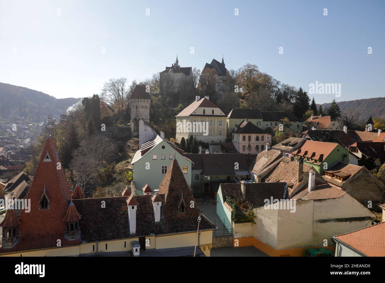 Sighisoara, Rumänien - 30. Oktober 2021: Überblick über die Altstadt von Sighisoara oder die Zitadelle (Festung). Stockfoto