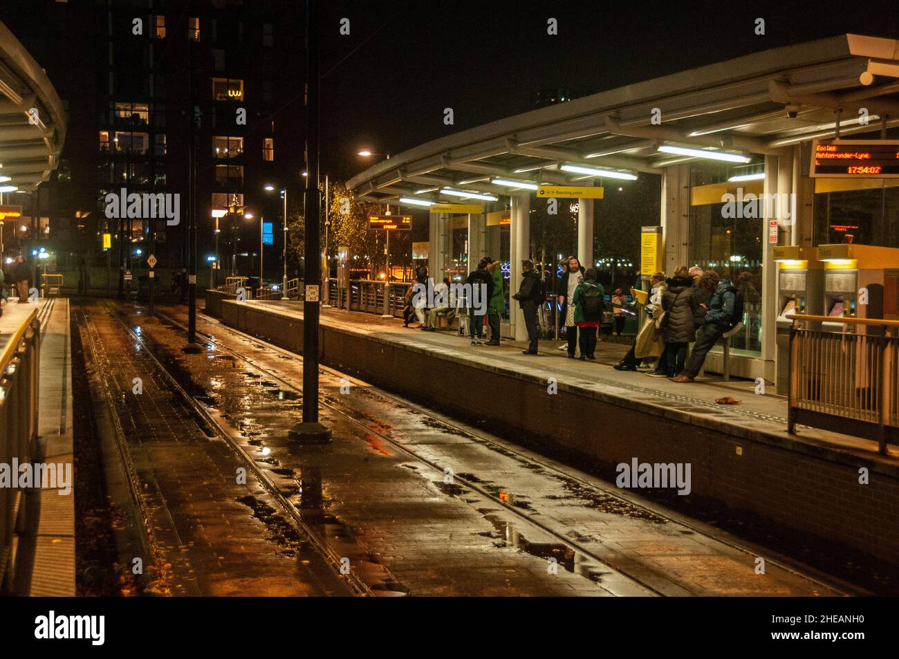Warten auf die nächste Straßenbahn am Media City Station, Salford Quays, Greater Manchester, Großbritannien Stockfoto