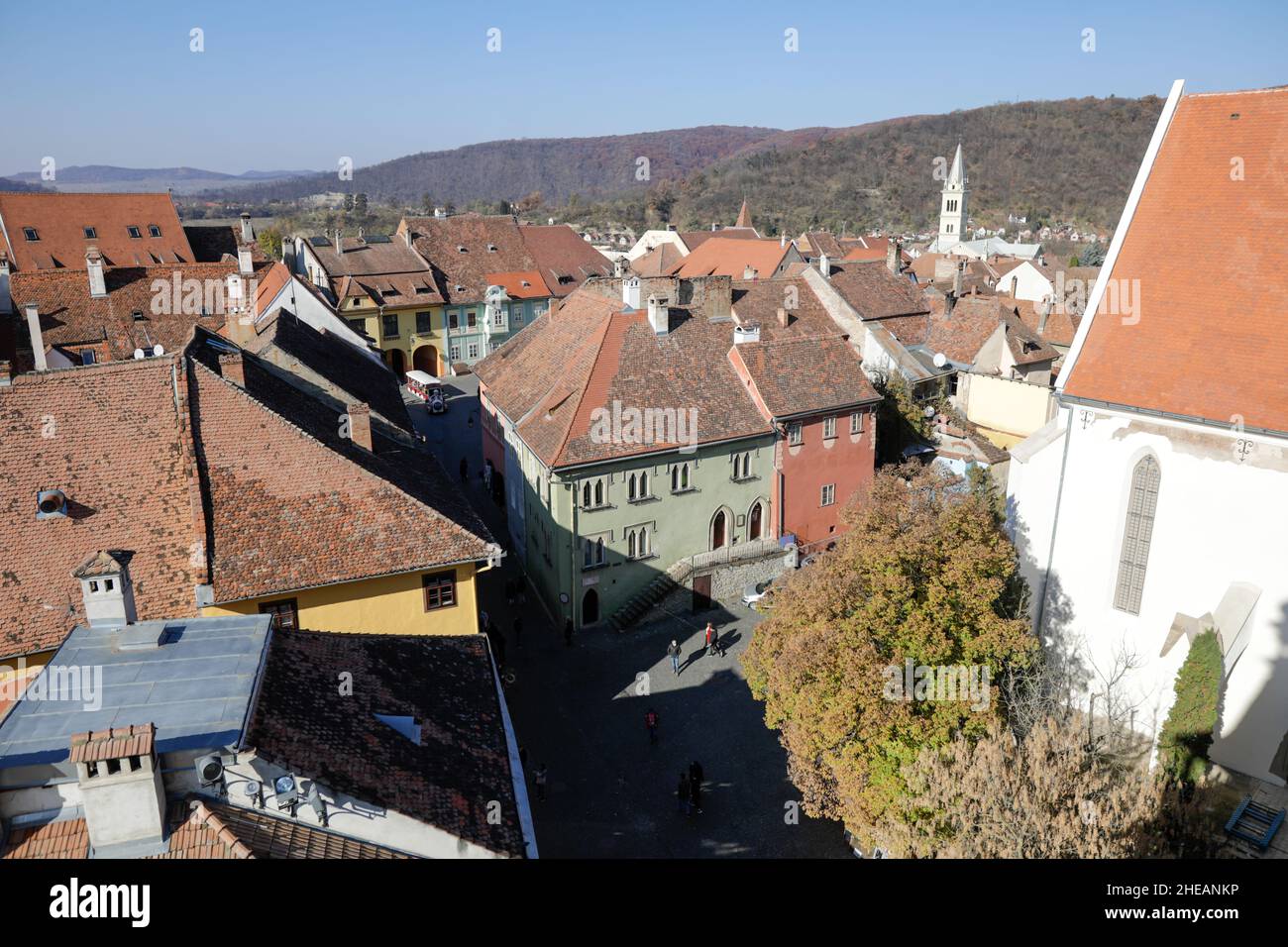Sighisoara, Rumänien - 30. Oktober 2021: Überblick über die Altstadt von Sighisoara oder die Zitadelle (Festung). Stockfoto