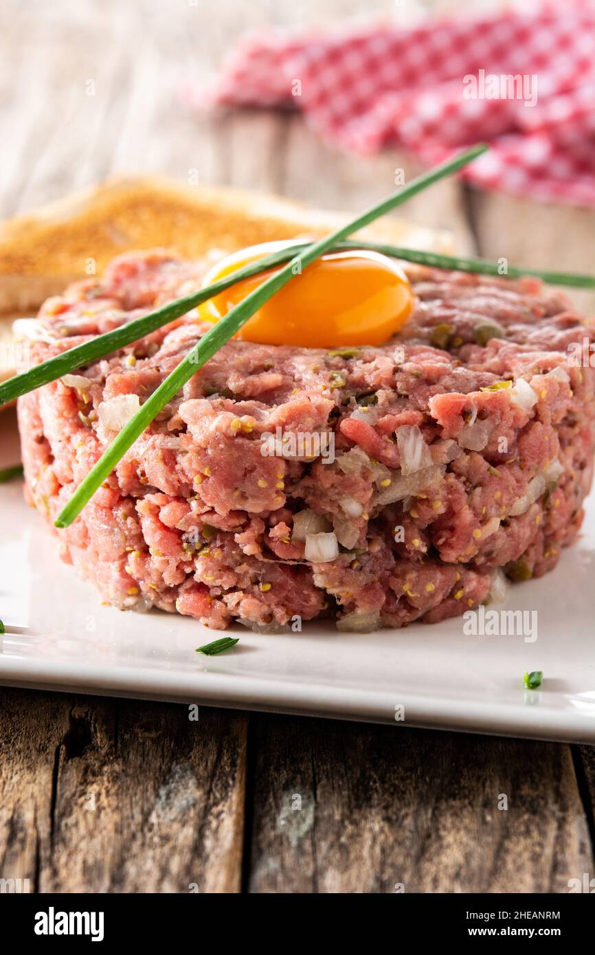 Rindersteak-Tartare auf Holztisch Stockfoto
