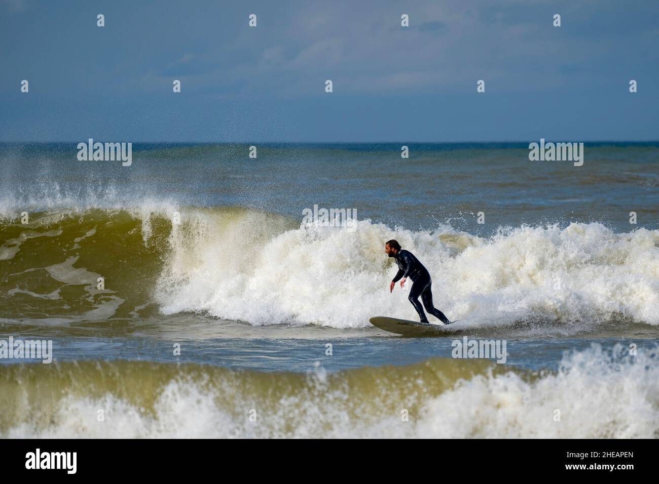 Surfen im Plage de Lafitenia, Baskenland, Pays Basque, Frankreich, Januar 2022. Ausschließlich für redaktionelle Zwecke. Wenn Sie in einem dieser Phot erscheinen Stockfoto