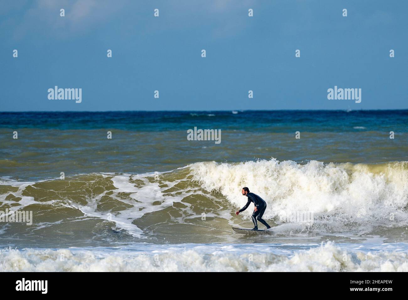 Surfen im Plage de Lafitenia, Baskenland, Pays Basque, Frankreich, Januar 2022. Ausschließlich für redaktionelle Zwecke. Wenn Sie in einem dieser Phot erscheinen Stockfoto