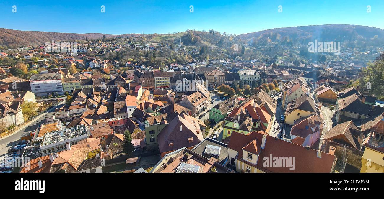 Sighisoara, Rumänien - 30. Oktober 2021: Überblick über die Altstadt von Sighisoara oder die Zitadelle (Festung). Stockfoto