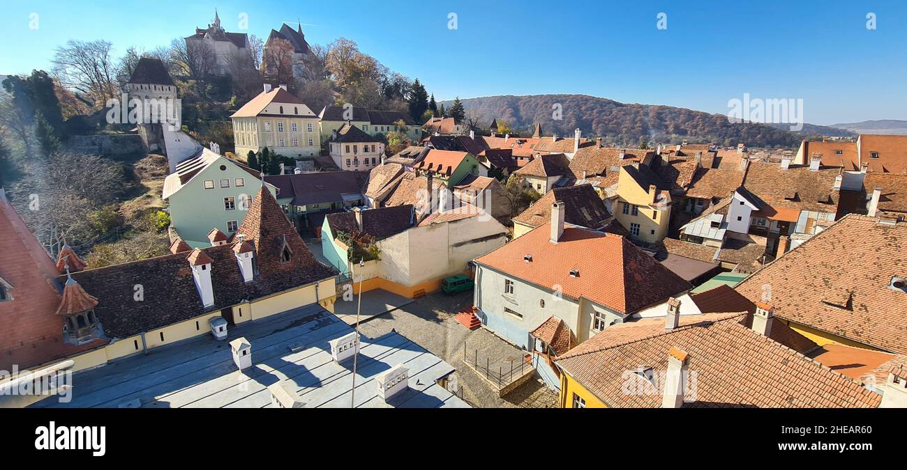 Sighisoara, Rumänien - 30. Oktober 2021: Überblick über die Altstadt von Sighisoara oder die Zitadelle (Festung). Stockfoto