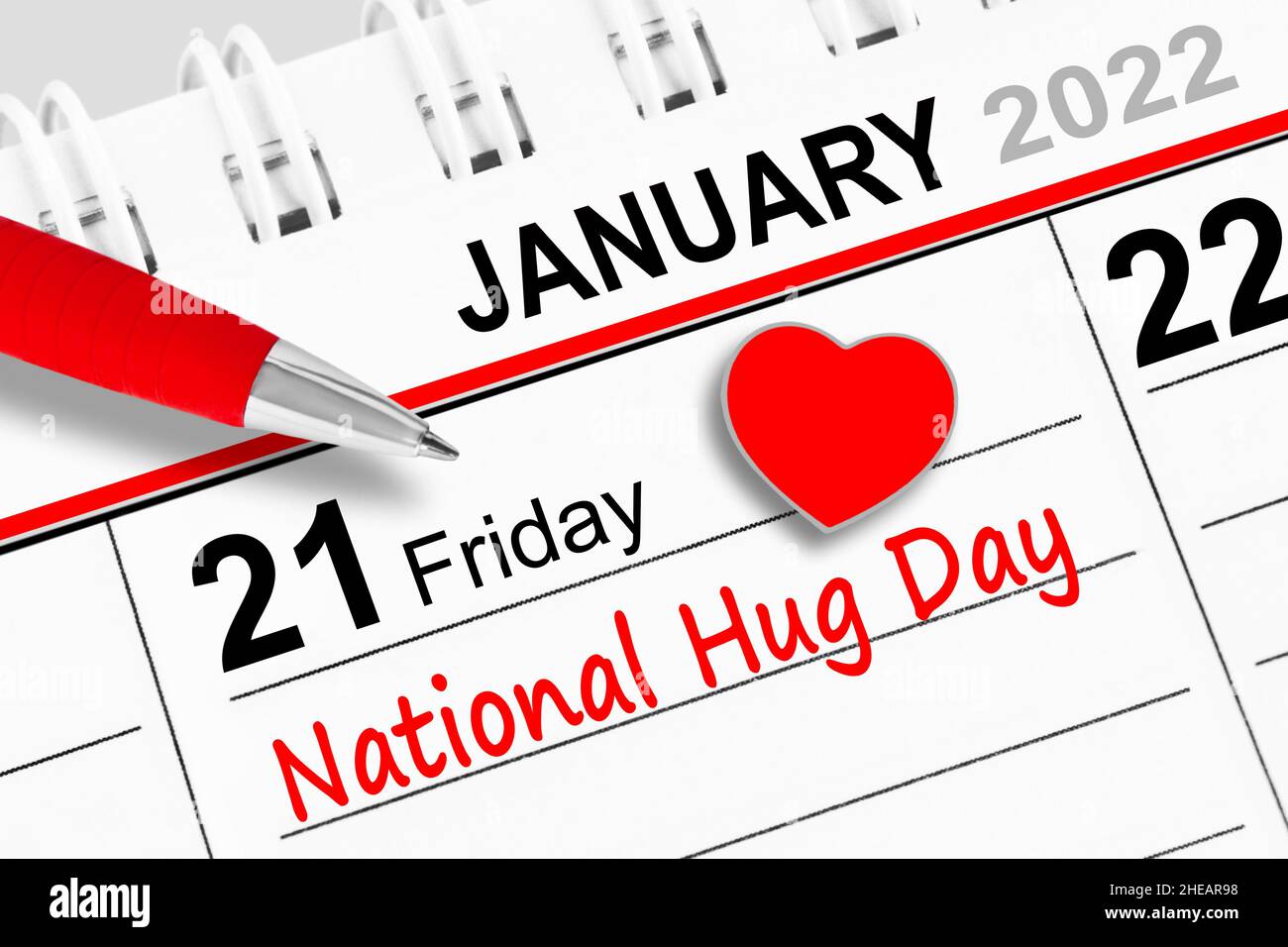 Kalender 2022 Januar 21 Freitag und National Hug Day mit rotem Herzen Stockfoto