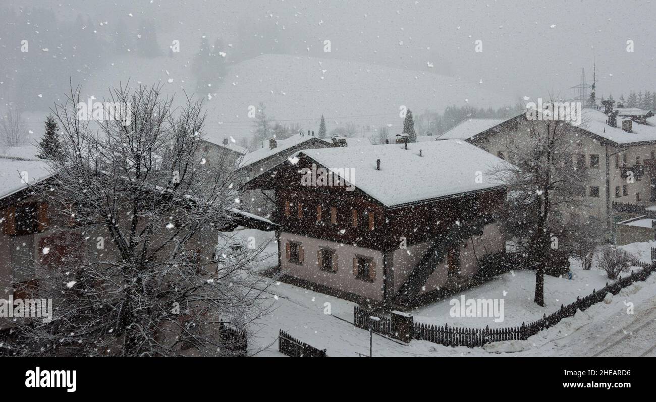 Starker Schneefall in den Bergen zwischen Tiroler Hütten Stockfoto