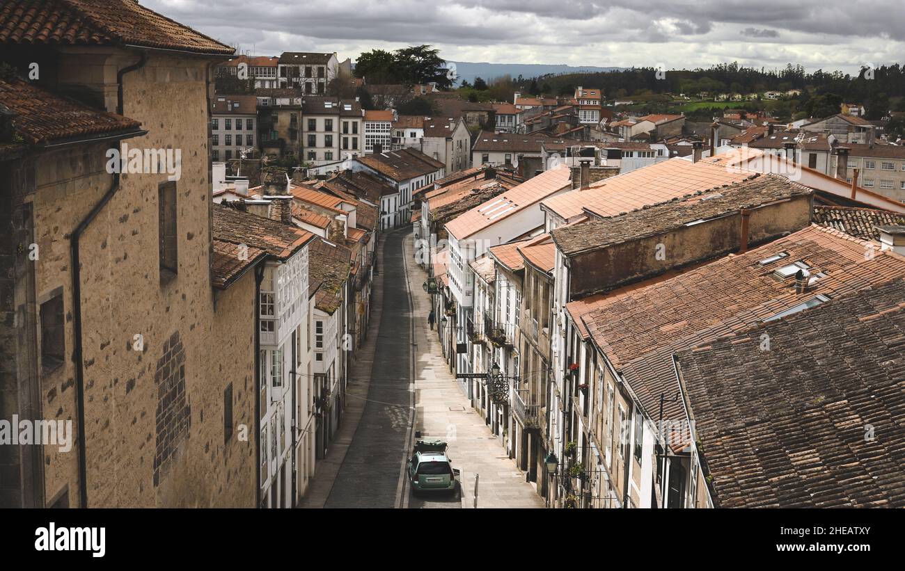 Skyline de una calle antigua, con casas Antiguas en Santiago de Compostela en Galicia, España Stockfoto