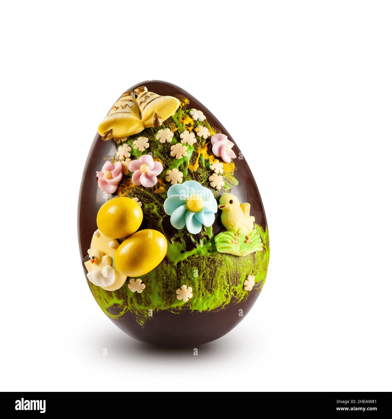 Schokoladen-osterei mit Dekorationen auf weißem Hintergrund Stockfoto