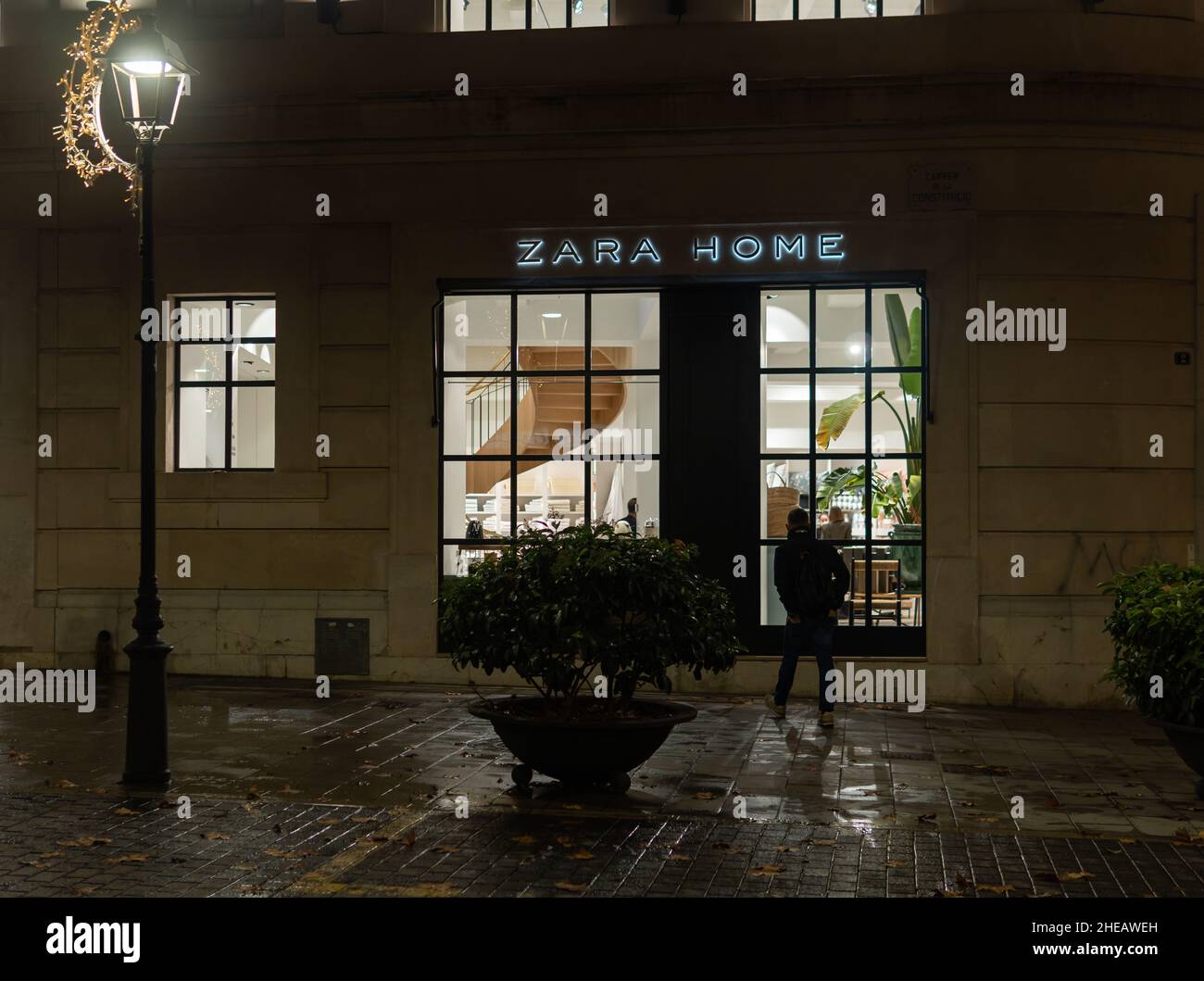 Palma de Mallorca, Spanien; januar 05 2022: Fassade der multinationalen Kette von Dekorationsgeschäften, Zara Home, in der Nacht Stockfoto