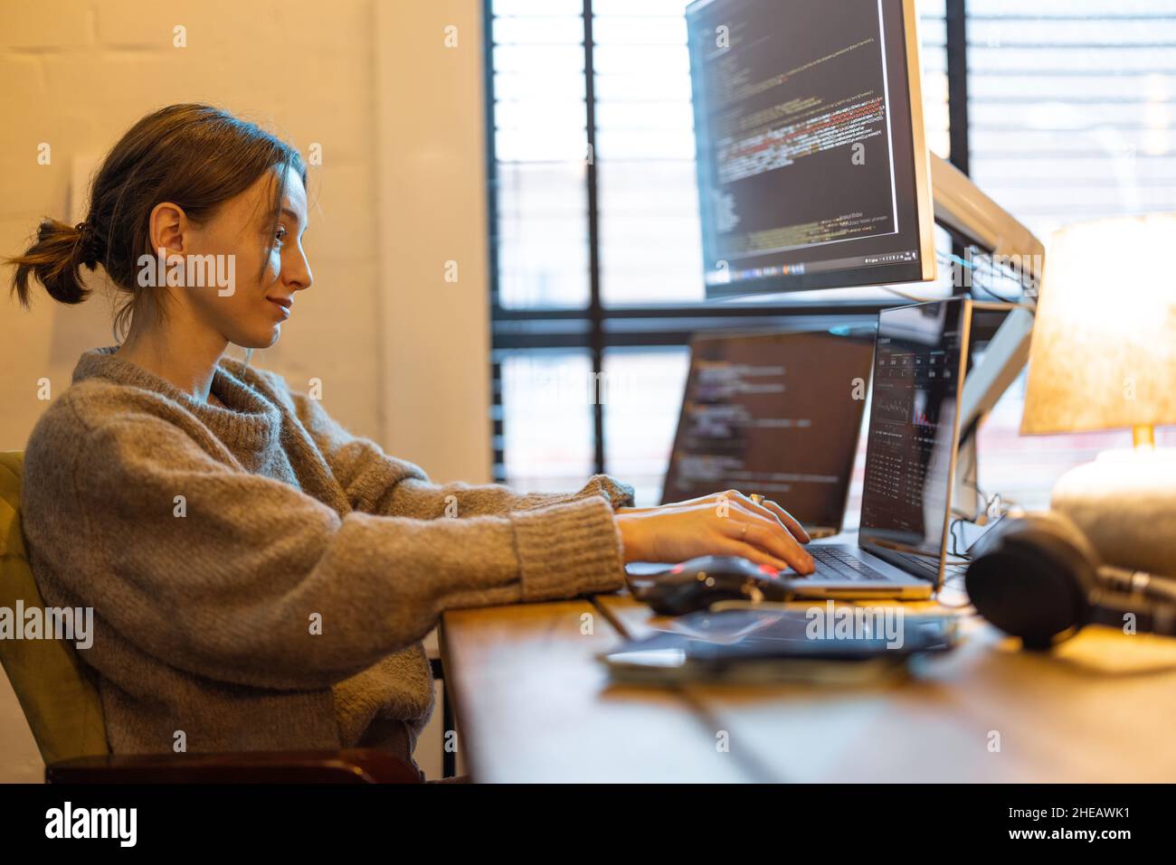 Weibliche Programmierer arbeitet von zu Hause aus Stockfoto