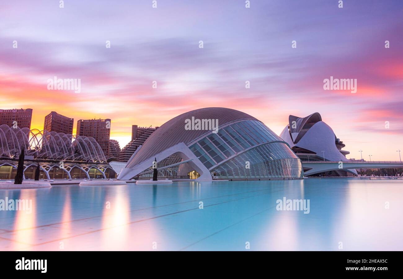 Stadt der Künste und Wissenschaften bei einem bunten Sonnenuntergang - Valencia, Spanien Stockfoto