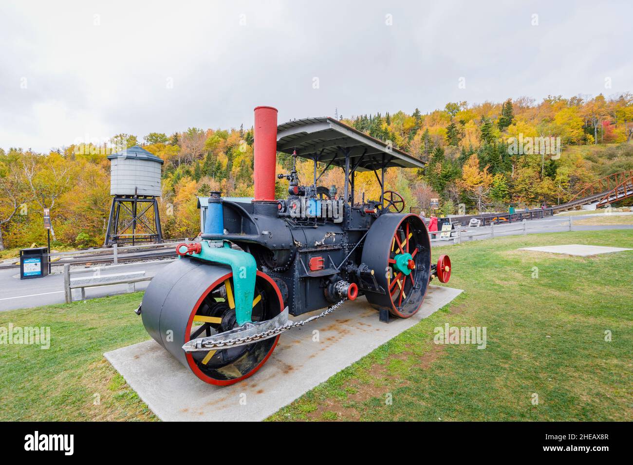 Eine alte Dampfwalze, eine Ausstellung im Outdoor Museum der Mount Washington Cog Railway, Mount Washington, New Hampshire, New England, USA Stockfoto