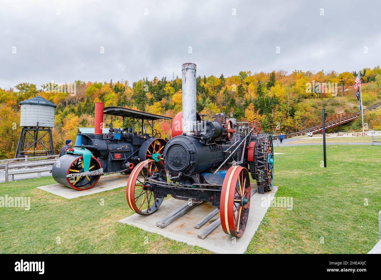 Vintage-Dampflokomotive und Dampfwalze, ausgestellt im Mount Washington Cog Railway Museum, Mount Washington, New Hampshire, USA Stockfoto