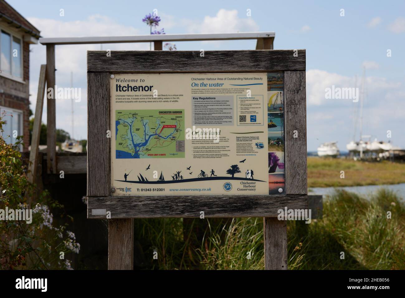 Informationstafel von West Itchenor, Sussex, Großbritannien, von außen gesehen. Stockfoto