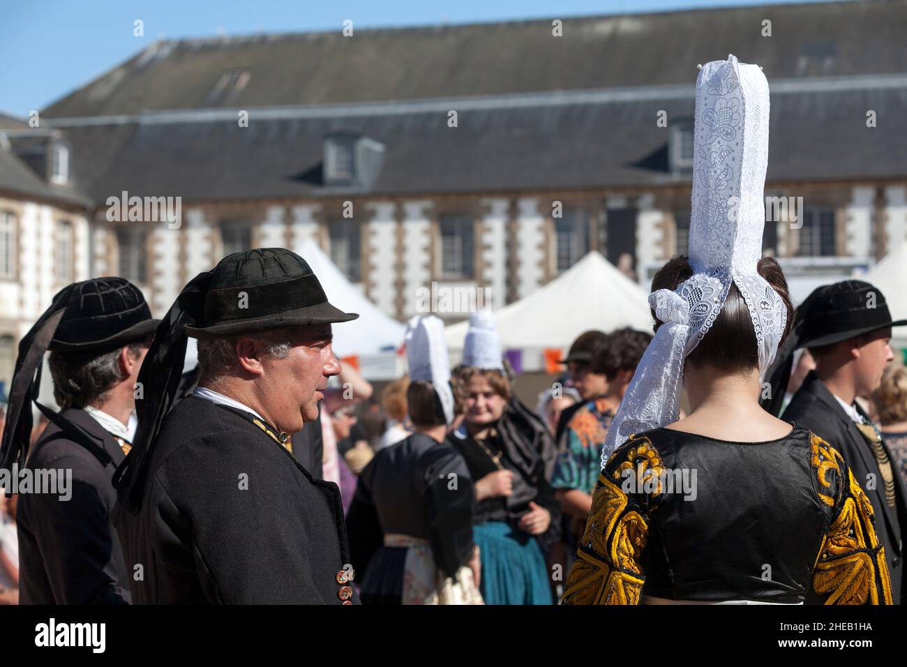 Morlaix, Frankreich - Juli 18 2021: Bretonische Tänzer in traditioneller Tracht und Kopfschmuck. Stockfoto