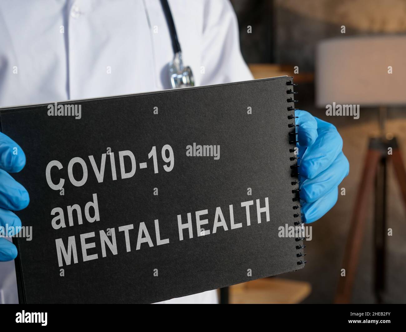 Arzt zeigt über Covid 19 und Informationen zur psychischen Gesundheit. Stockfoto