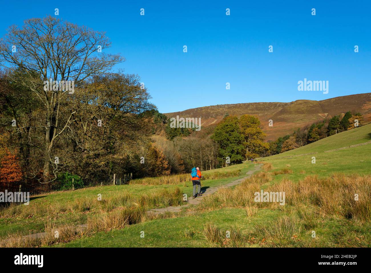Reifer männlicher Wanderer auf dem Weg von Edale nach Grindsbrook Clough in den Hügeln des Peak District, Derbyshire, England. Stockfoto