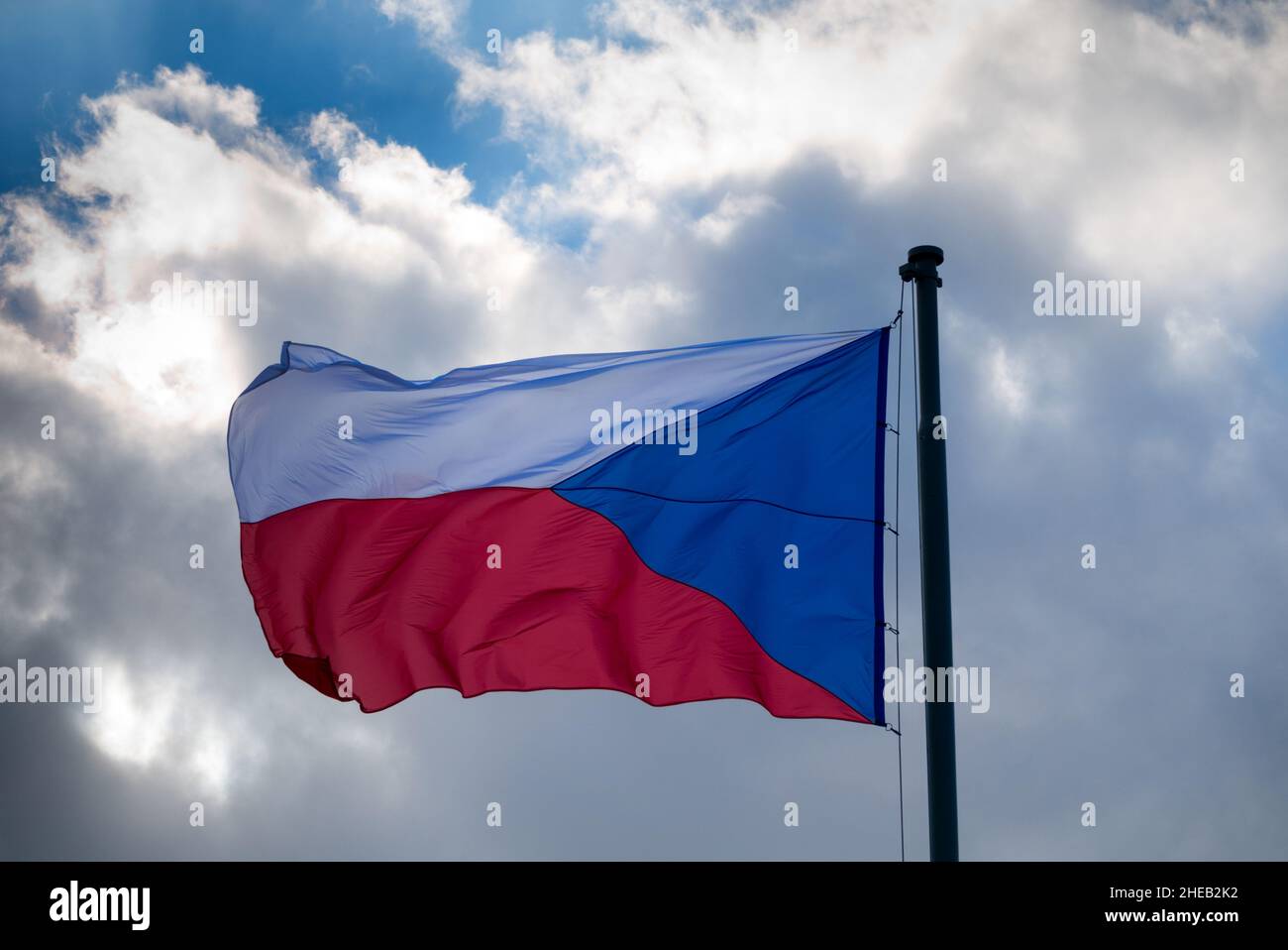 Schwenken der tschechischen Flagge in Prag auf Vitkov auf einem bewölkten Himmel. Stockfoto