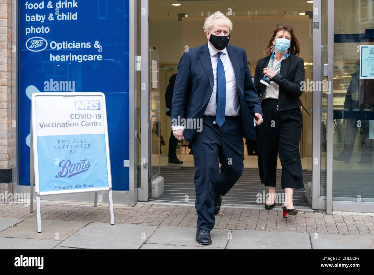 Premierminister Boris Johnson verlässt die Boots-Apotheke in Uxbridge, West-London, nach einem Besuch in der Impfklinik für Coronaviren. Bilddatum: Montag, 10. Januar 2022. Stockfoto