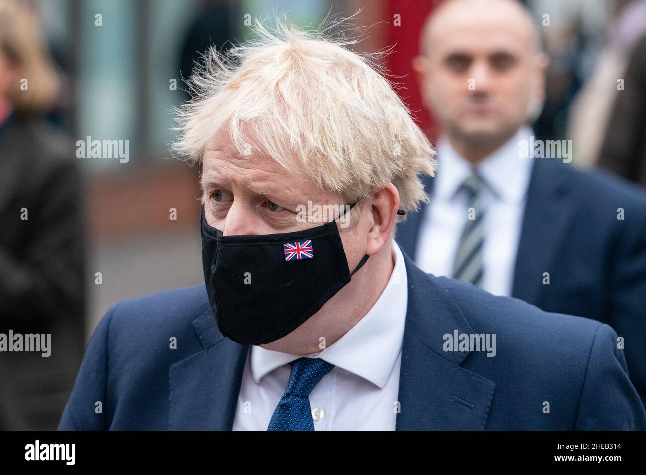 Premierminister Boris Johnson in Uxbridge, West-London, nach einem Besuch in einer Impfklinik für Coronaviren der Boots Pharmacy. Bilddatum: Montag, 10. Januar 2022. Stockfoto