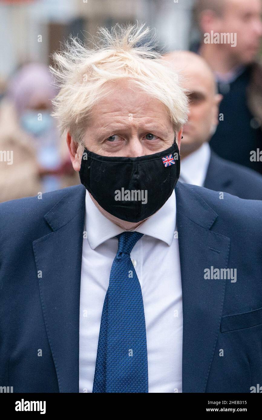 Premierminister Boris Johnson in Uxbridge, West-London, nach einem Besuch in einer Impfklinik für Coronaviren der Boots Pharmacy. Bilddatum: Montag, 10. Januar 2022. Stockfoto