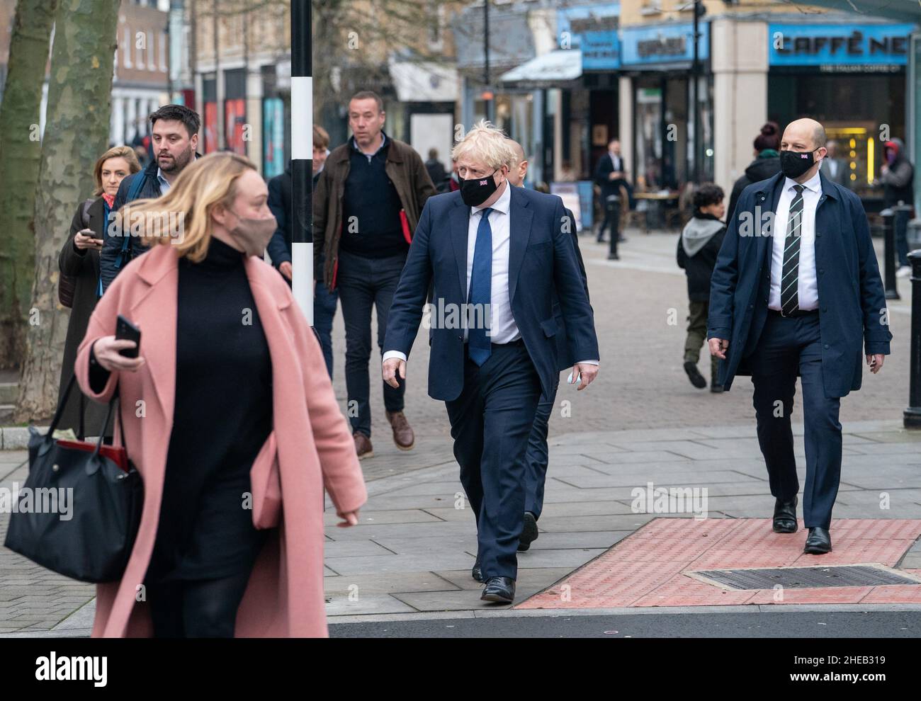 Premierminister Boris Johnson (Zentrum) in Uxbridge, West-London, nach einem Besuch in einer Boots Pharmacy Coronavirus-Impfklinik. Bilddatum: Montag, 10. Januar 2022. Stockfoto