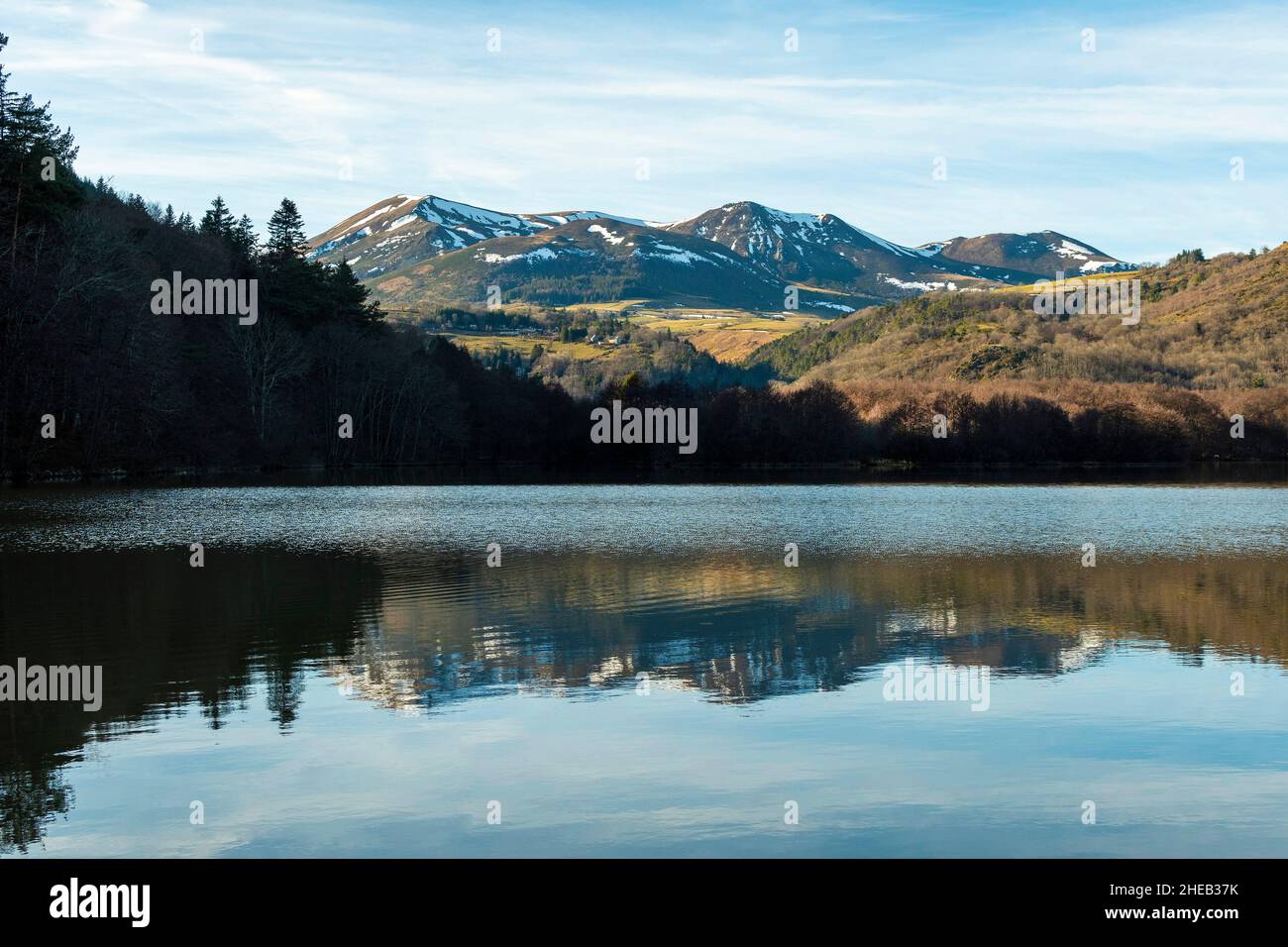 Lake Chambon im Winter und Sancy-Massiv, Puy de Dome Department, Auvergne-Rhone-Alpes, Frankreich, Europa Stockfoto