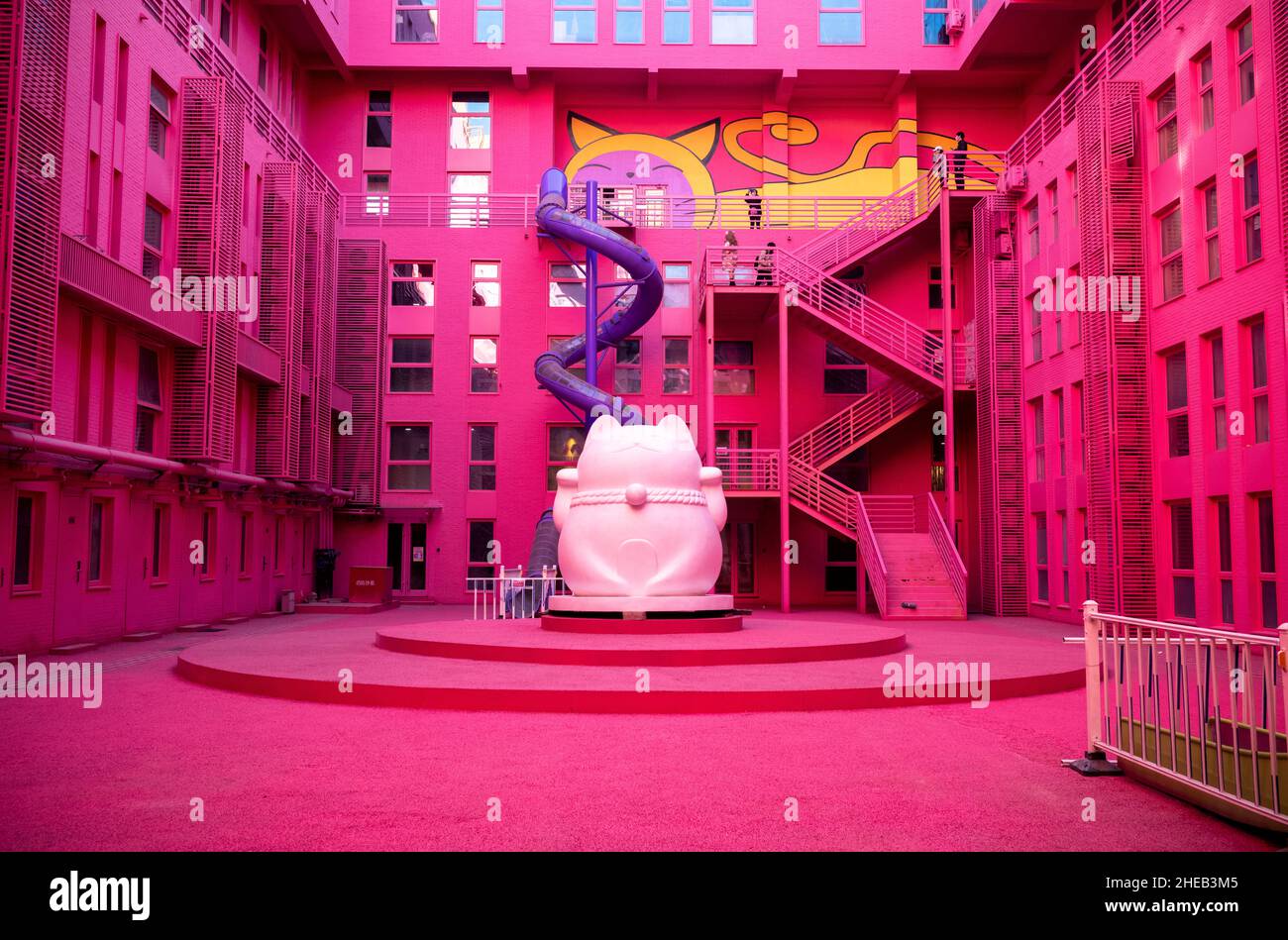 Peking, China. 10th Januar 2022. 5 Cats Mall in Peking, China am 10/01/2022 wurde der Veranstaltungsort ganz rosa gestrichen, eine Attraktion für chinesische Influencer. Von Wiktor Dabkowski Quelle: dpa/Alamy Live News Stockfoto