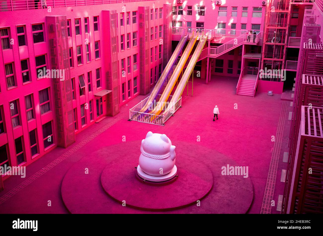 Peking, China. 10th Januar 2022. 5 Cats Mall in Peking, China am 10/01/2022 wurde der Veranstaltungsort ganz rosa gestrichen, eine Attraktion für chinesische Influencer. Von Wiktor Dabkowski Quelle: dpa/Alamy Live News Stockfoto